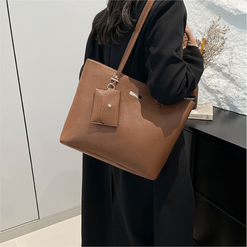 Set of leather shoulder bags