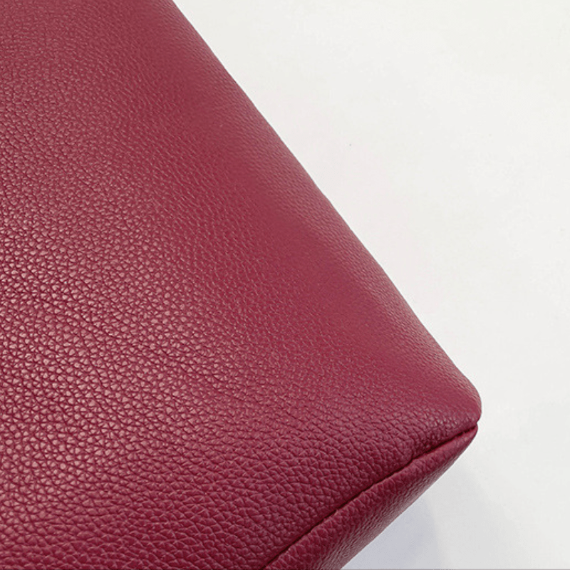 Set of leather shoulder bags