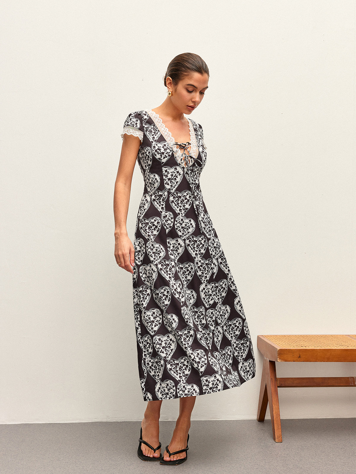 V-Neck Dress with Floral Print and Tie-Bow