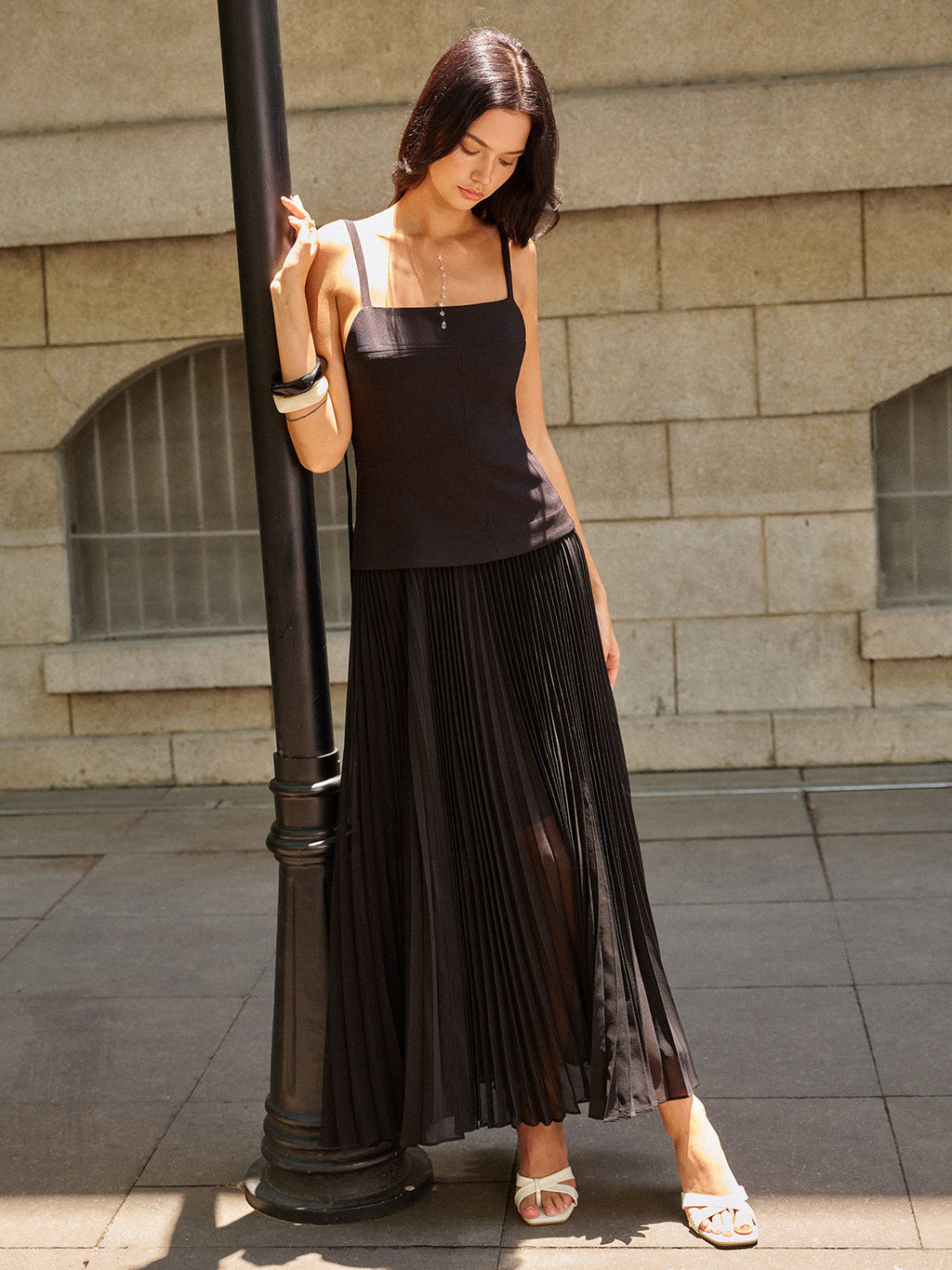 Spaghetti-Strap Backless Maxi Dress with Pleated Design