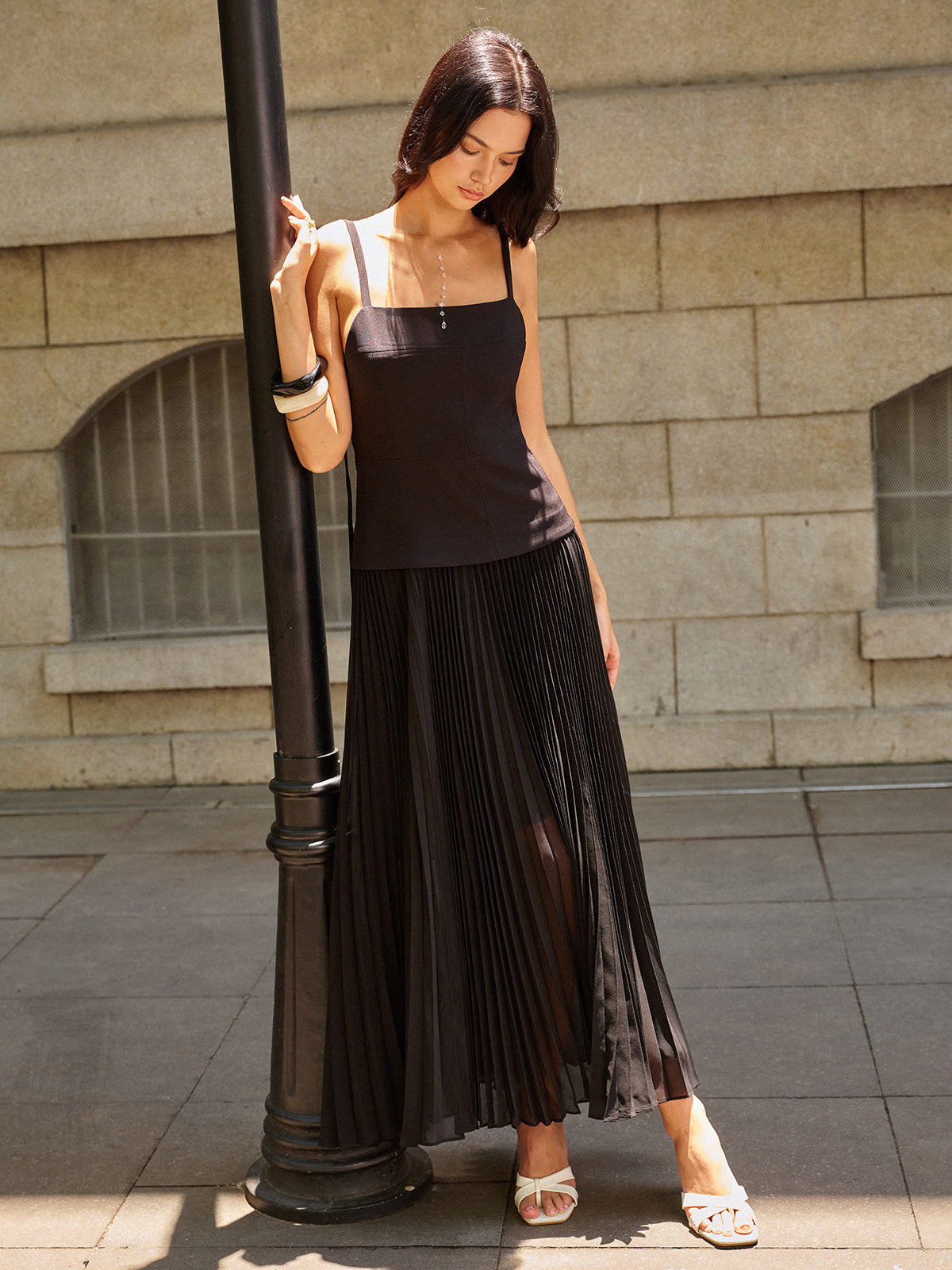 Spaghetti-Strap Backless Maxi Dress with Pleated Design