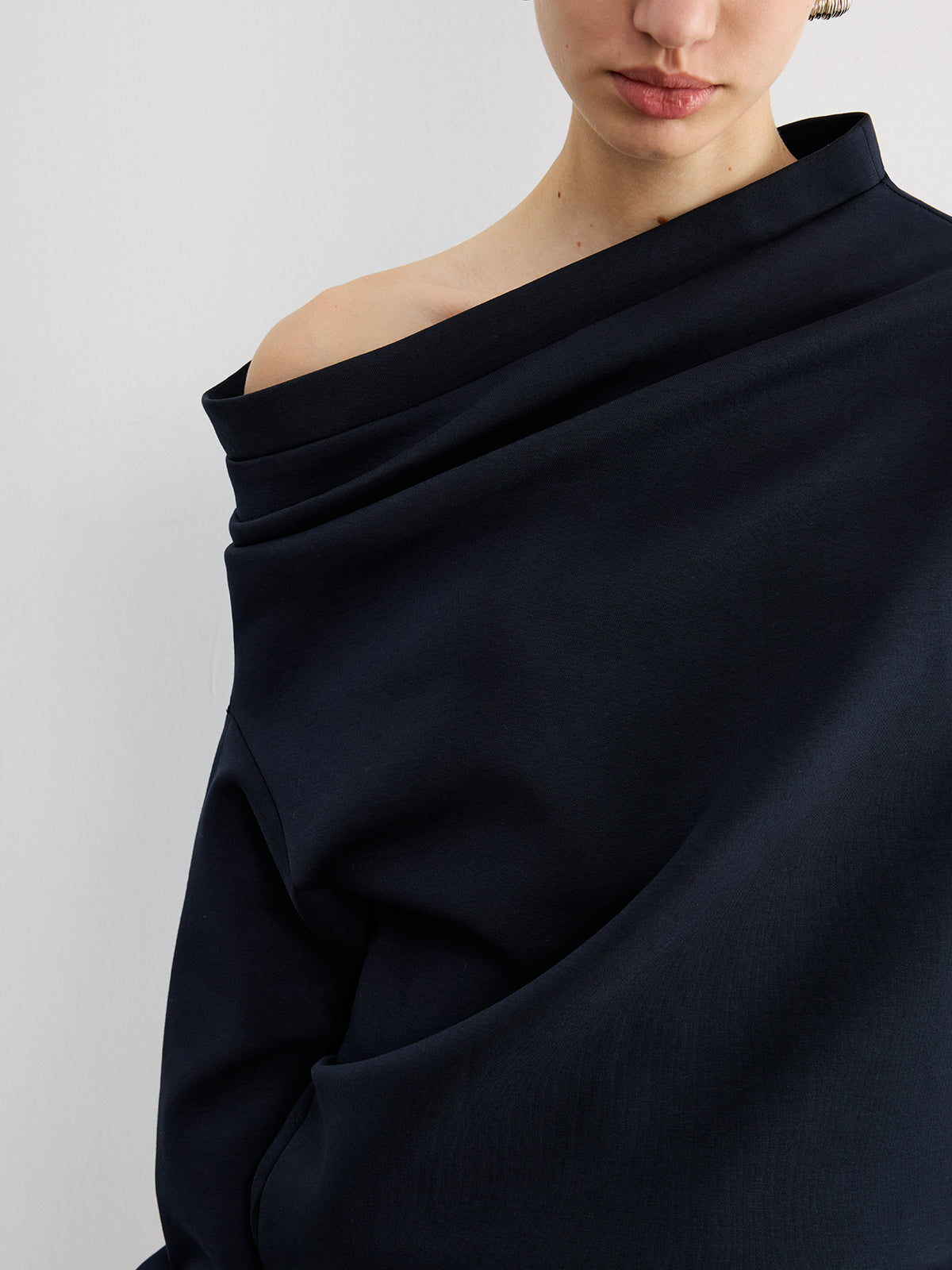 Casual Off-Shoulder Sweatshirt in Cotton Blend