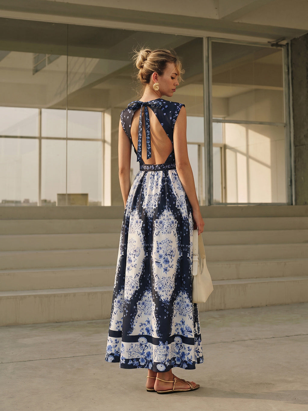 Flowing Maxi Dress with Floral Print and Open Back